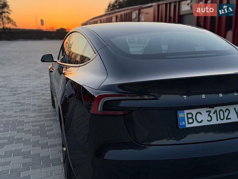 Седан Tesla Model 3 2024 в Львове