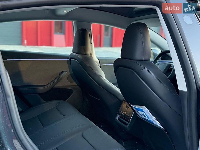 Седан Tesla Model 3 2024 в Львове