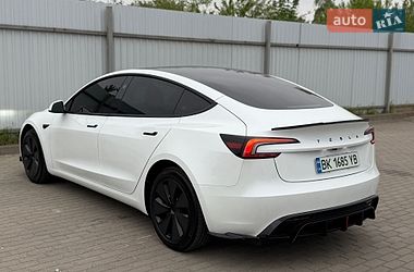 Седан Tesla Model 3 2025 в Дубно