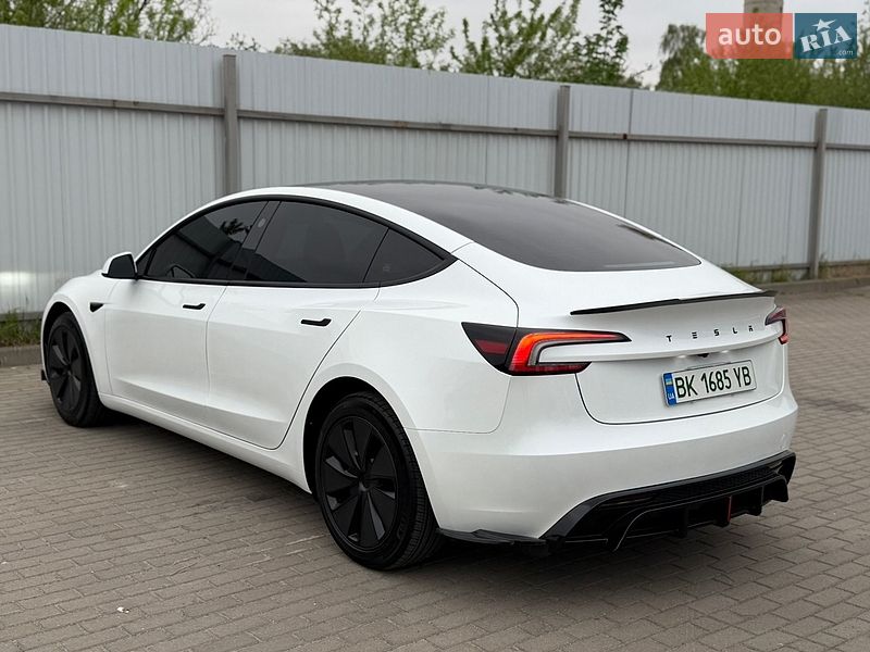 Седан Tesla Model 3 2025 в Дубно