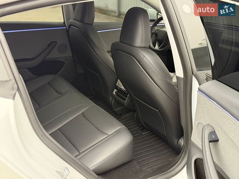 Седан Tesla Model 3 2025 в Дубно