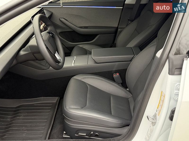 Седан Tesla Model 3 2025 в Дубно