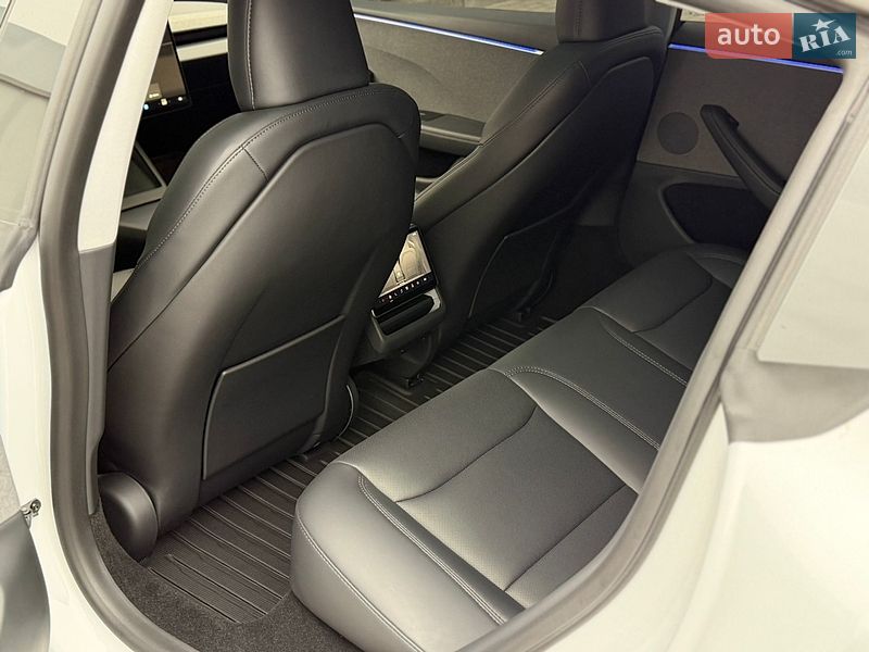 Седан Tesla Model 3 2025 в Дубно