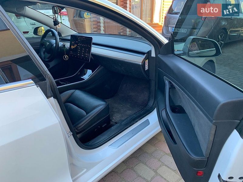 Седан Tesla Model 3 2019 в Львове