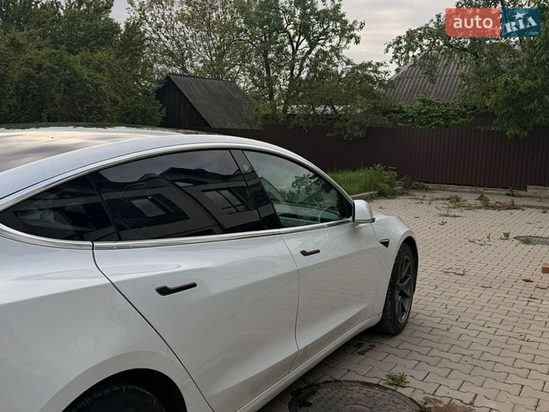 Седан Tesla Model 3 2019 в Черновцах