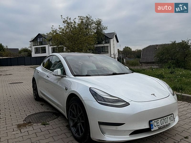 Седан Tesla Model 3 2019 в Чернівцях