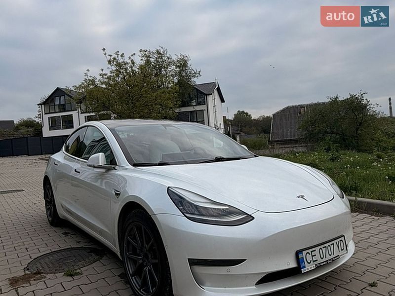 Седан Tesla Model 3 2019 в Чернівцях