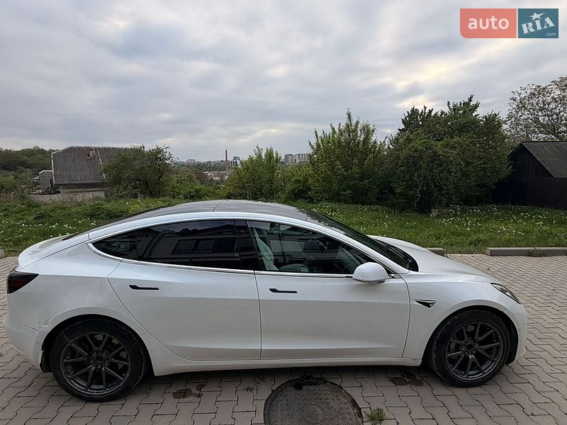 Седан Tesla Model 3 2019 в Чернівцях