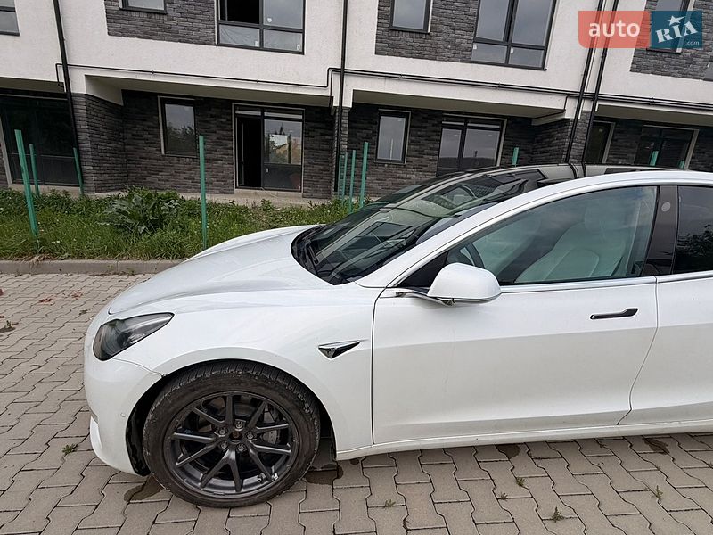 Седан Tesla Model 3 2019 в Чернівцях