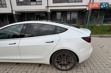 Седан Tesla Model 3 2019 в Чернівцях