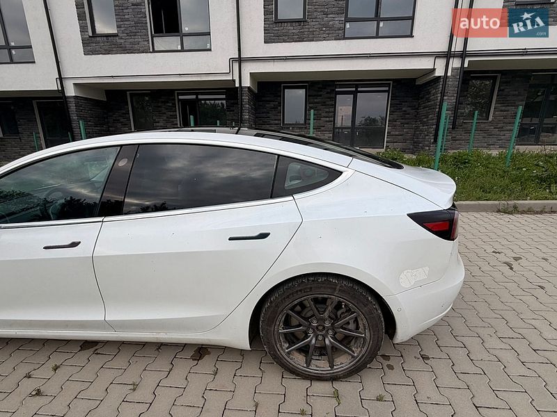 Седан Tesla Model 3 2019 в Чернівцях