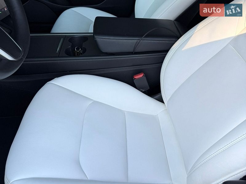 Седан Tesla Model 3 2021 в Львове