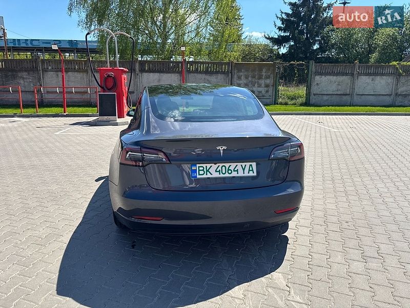 Седан Tesla Model 3 2022 в Виннице