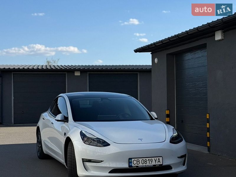 Седан Tesla Model 3 2022 в Чернигове