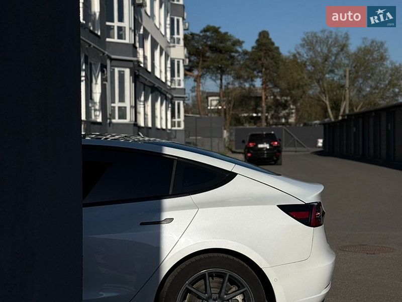 Седан Tesla Model 3 2022 в Чернигове