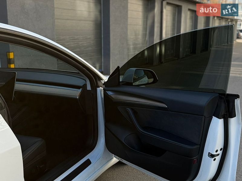 Седан Tesla Model 3 2022 в Чернігові