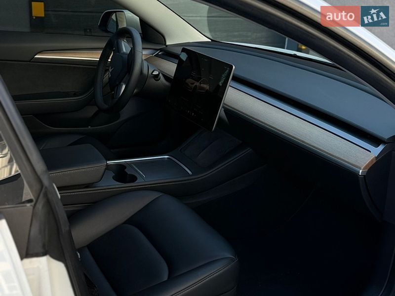 Седан Tesla Model 3 2022 в Чернигове