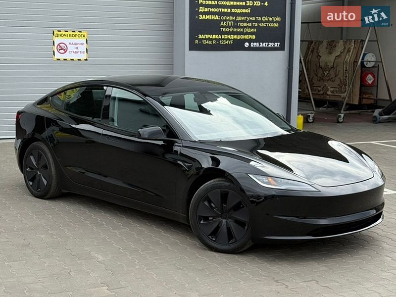Седан Tesla Model 3 2025 в Луцьку
