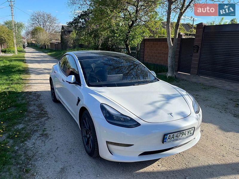 Седан Tesla Model 3 2021 в Киеве