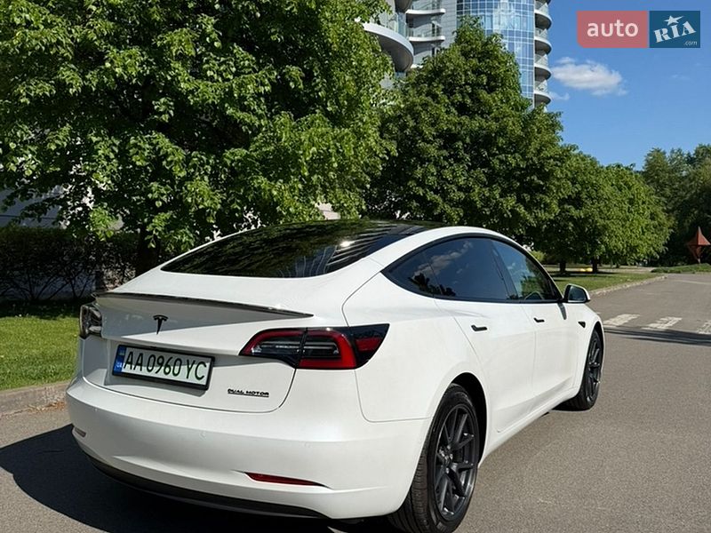 Седан Tesla Model 3 2022 в Киеве