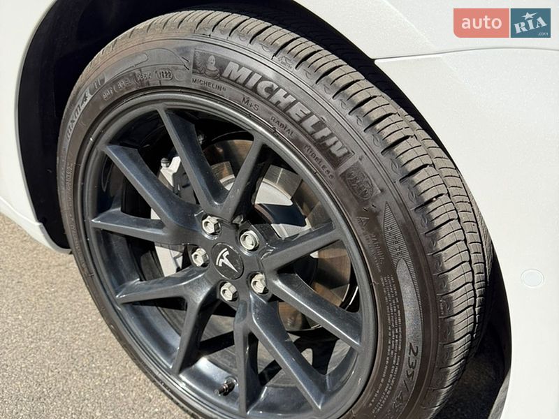 Седан Tesla Model 3 2022 в Киеве