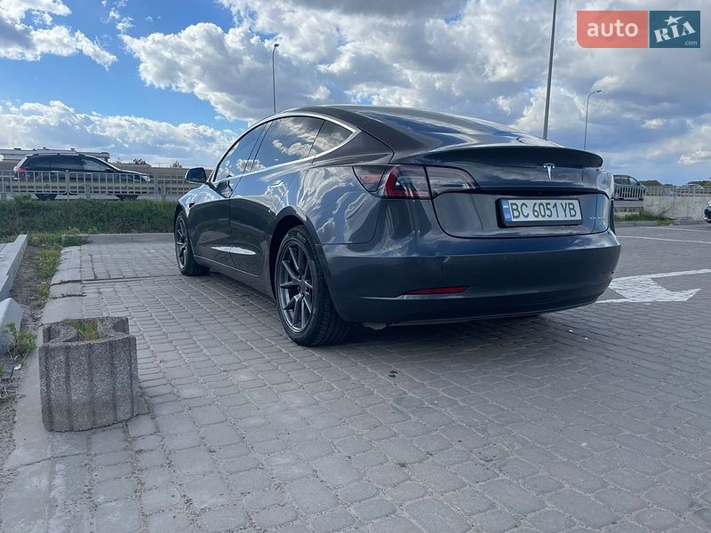 Седан Tesla Model 3 2018 в Львове