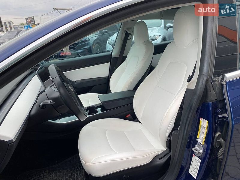 Седан Tesla Model 3 2018 в Львові