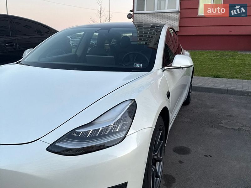 Седан Tesla Model 3 2020 в Виннице