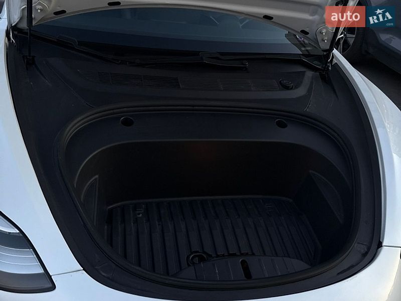 Седан Tesla Model 3 2020 в Виннице