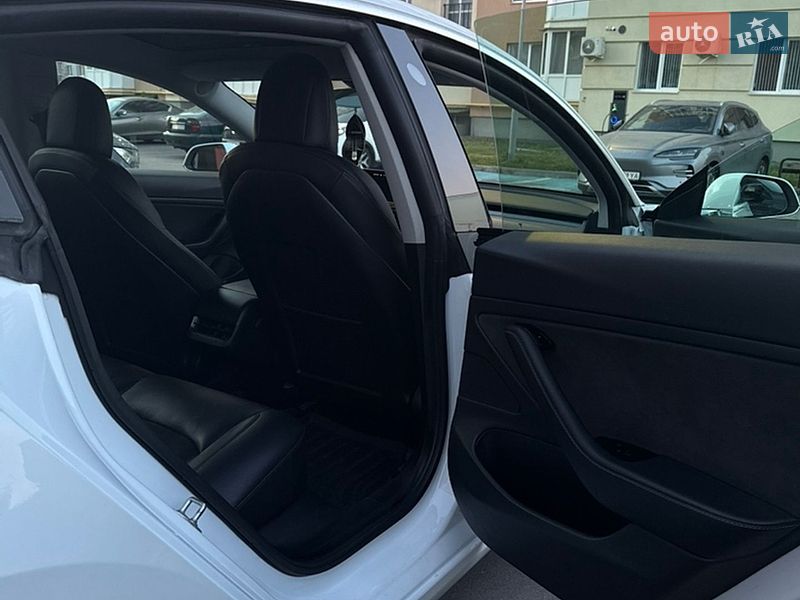 Седан Tesla Model 3 2020 в Виннице