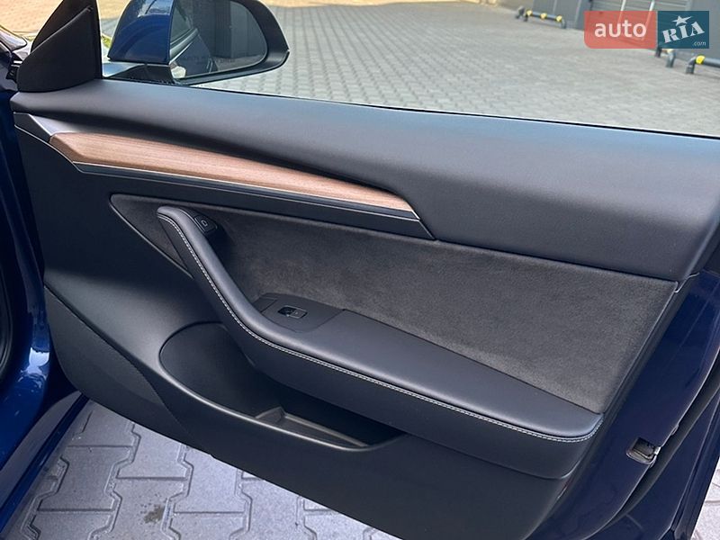 Седан Tesla Model 3 2023 в Каменском