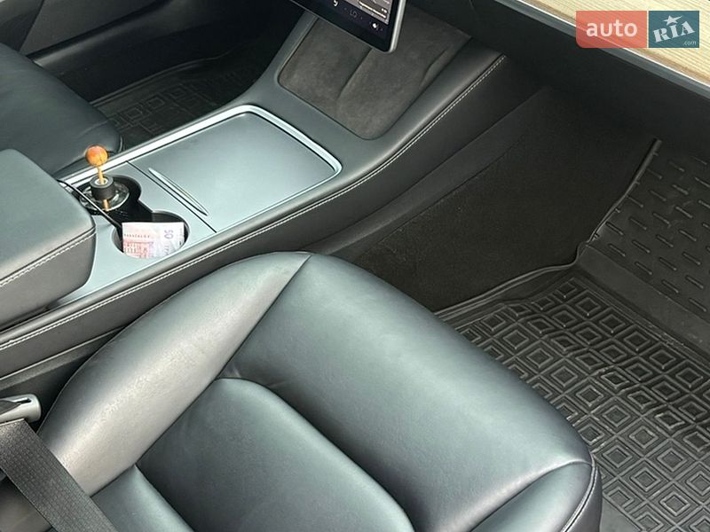 Седан Tesla Model 3 2021 в Овручі