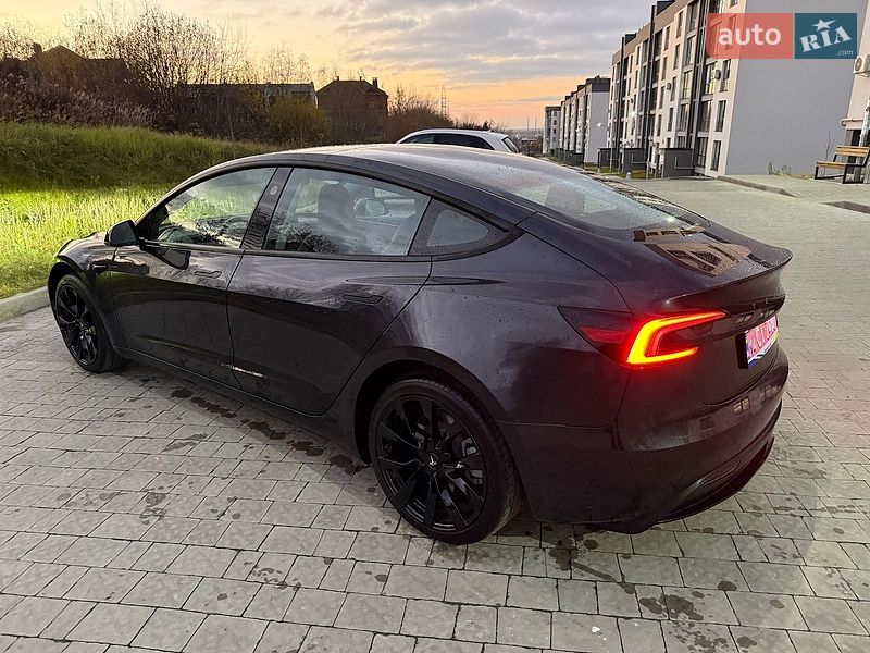 Седан Tesla Model 3 2024 в Львове