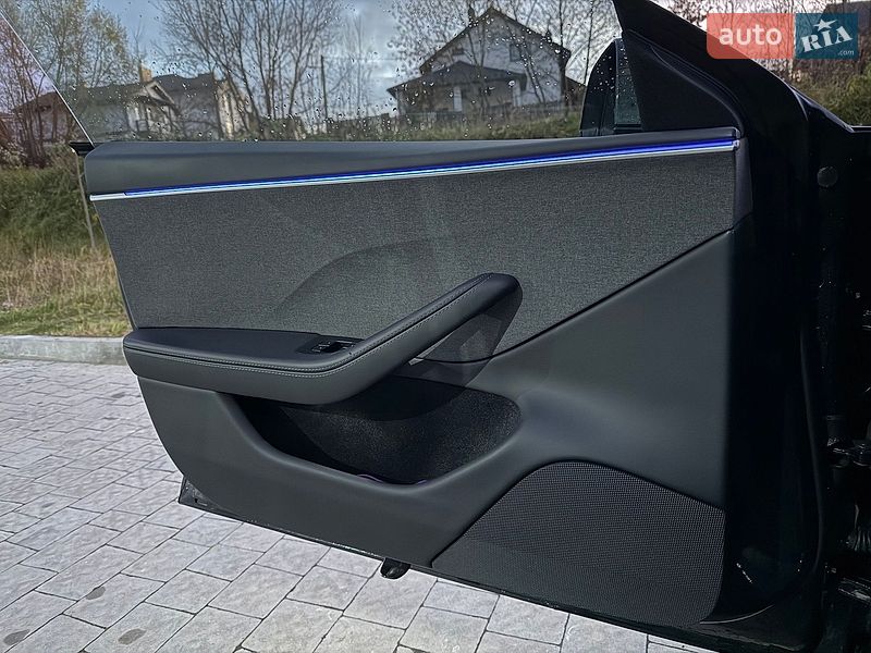Седан Tesla Model 3 2024 в Львове