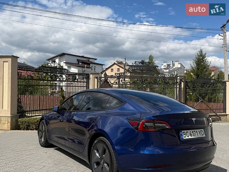 Седан Tesla Model 3 2023 в Львові