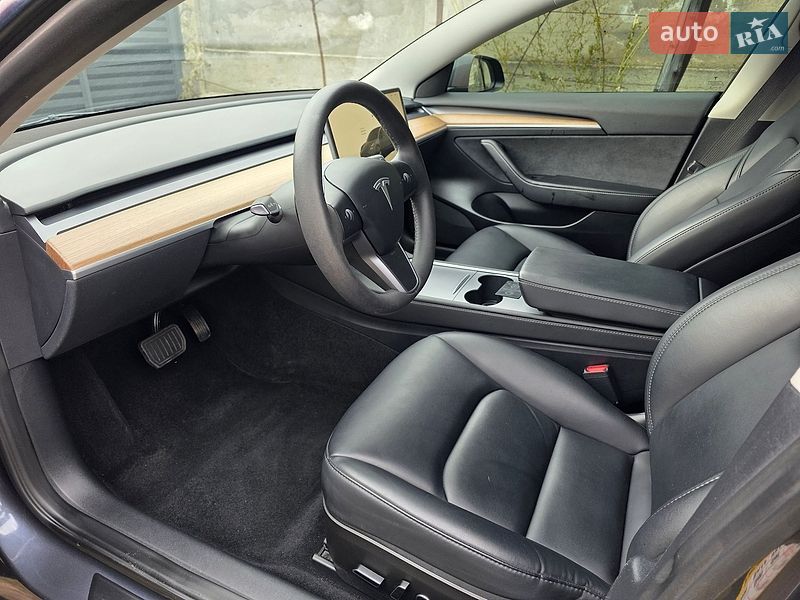 Седан Tesla Model 3 2023 в Львове