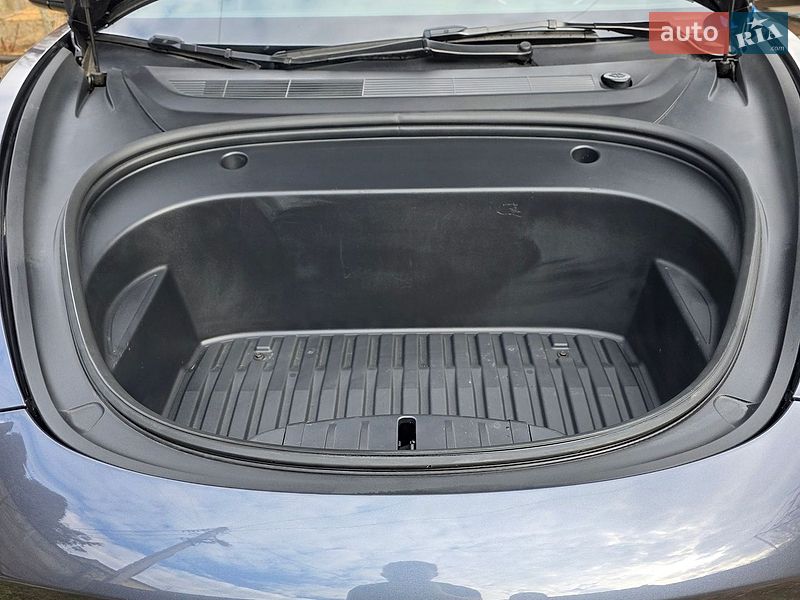 Седан Tesla Model 3 2023 в Львове