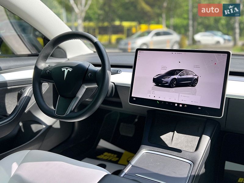 Седан Tesla Model 3 2022 в Львове