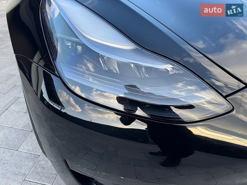 Седан Tesla Model 3 2023 в Житомирі