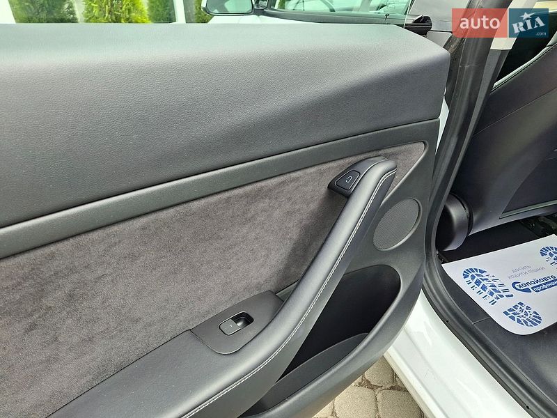 Седан Tesla Model 3 2021 в Львове