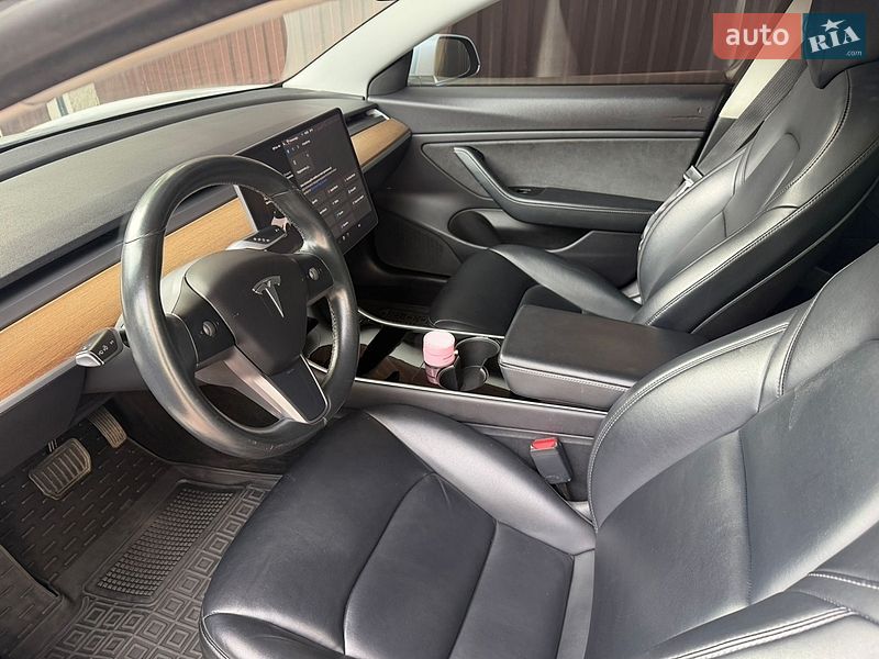 Седан Tesla Model 3 2019 в Львові