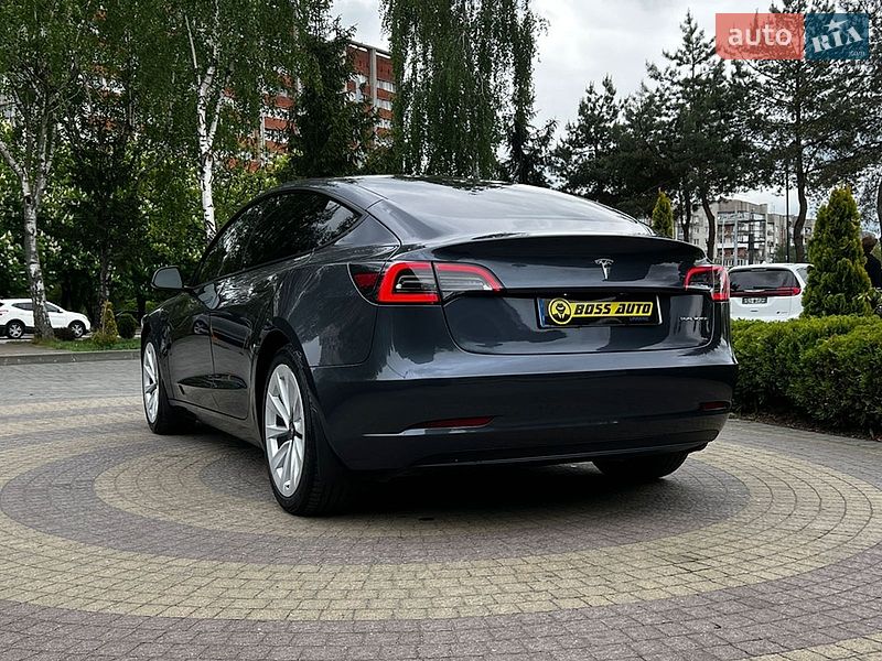 Седан Tesla Model 3 2023 в Львове