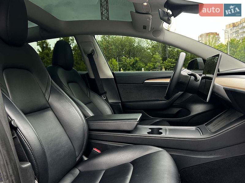 Седан Tesla Model 3 2023 в Львове