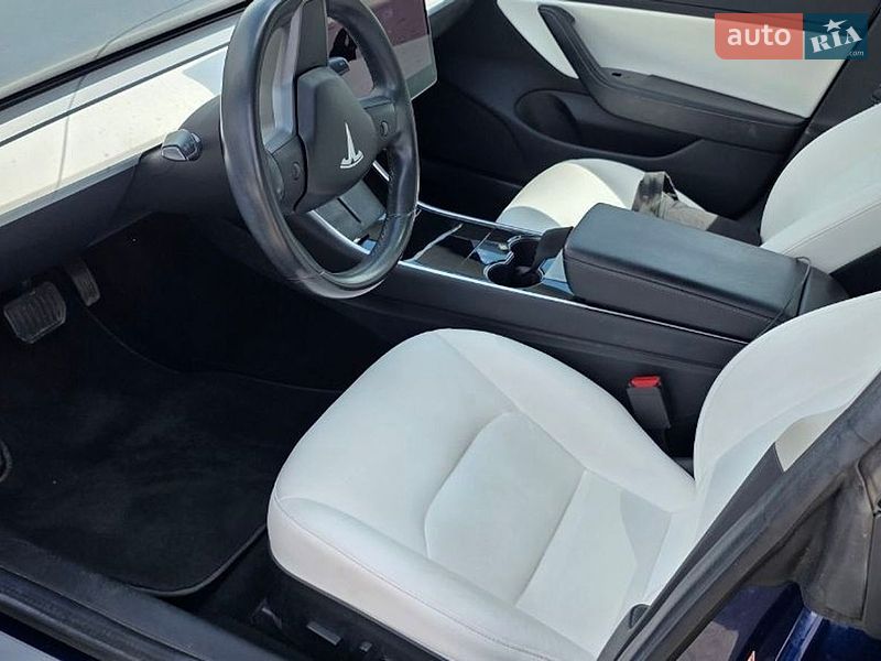 Седан Tesla Model 3 2018 в Киеве