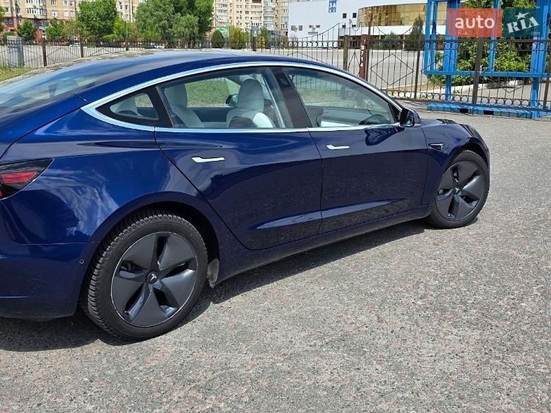Седан Tesla Model 3 2018 в Киеве