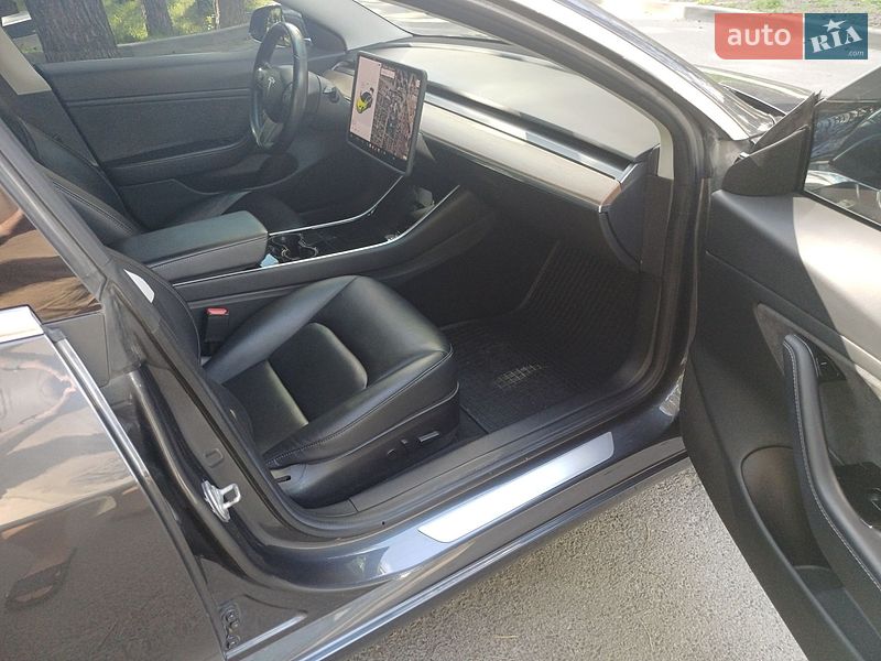 Седан Tesla Model 3 2018 в Броварах