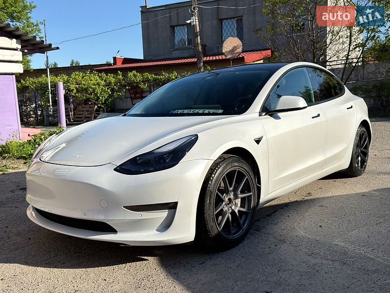 Седан Tesla Model 3 2022 в Киеве