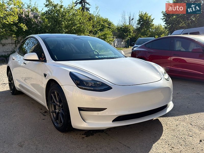 Седан Tesla Model 3 2022 в Киеве