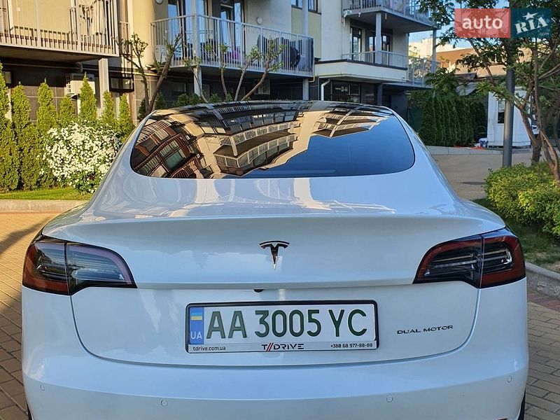 Седан Tesla Model 3 2021 в Киеве