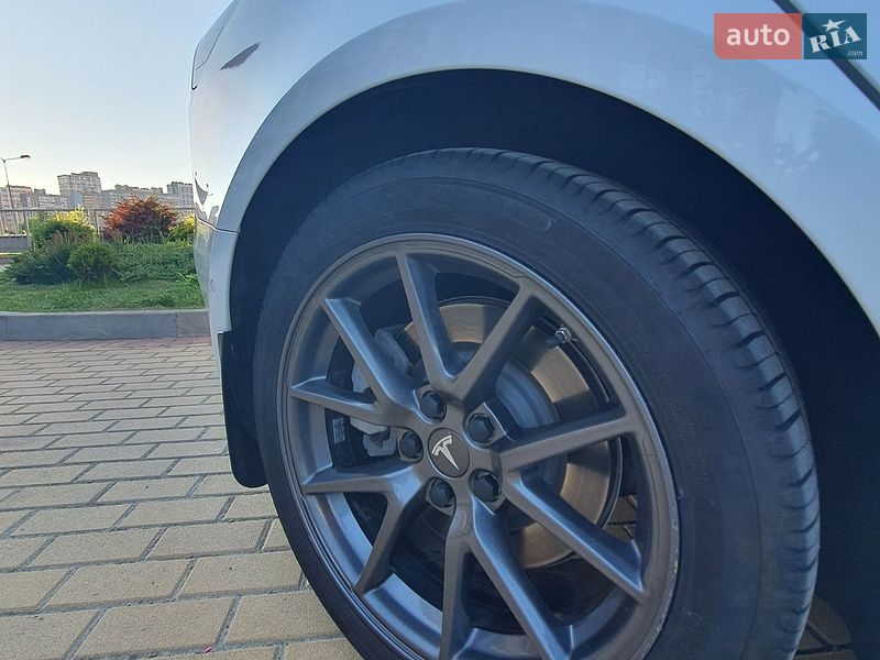 Седан Tesla Model 3 2021 в Киеве